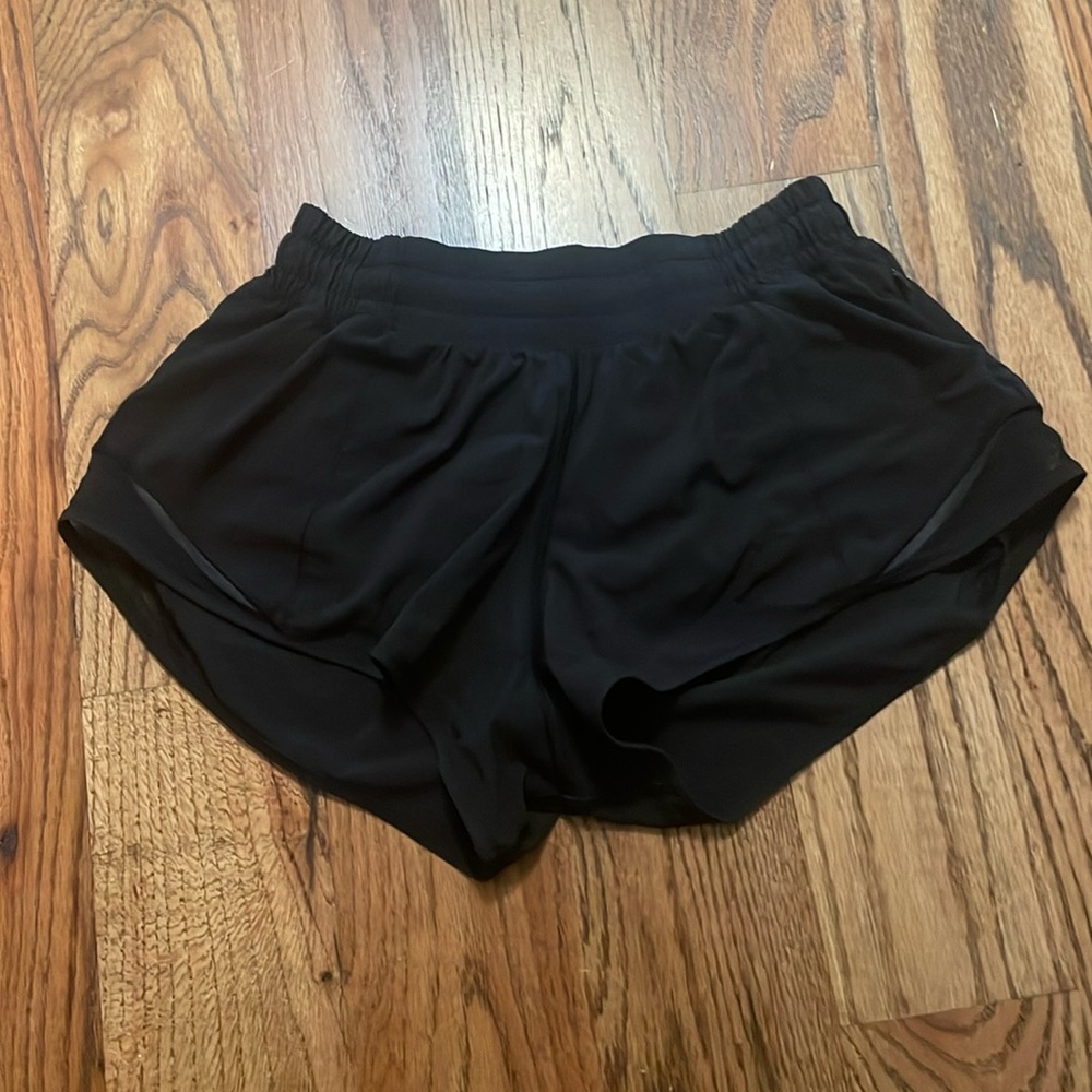 Lululemon black hotty hot shorts, regular 2.5in, size 4